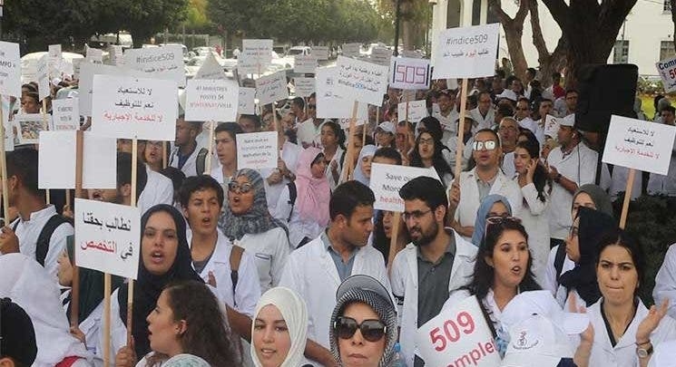 طبيب جزائري يفضح نظام العسكر: 'أحلم بامتلاك سيارة.. والجزائر ولات سجن كبير'