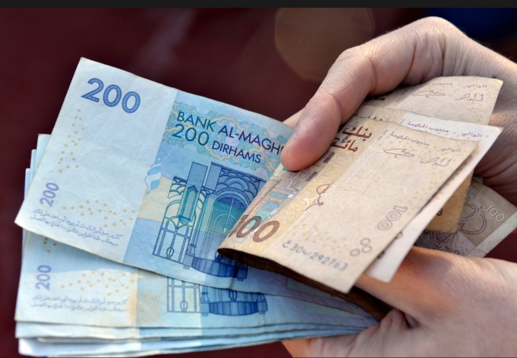 سعر الدرهم يرتفع أمام الدولار ويتراجع أمام اليورو