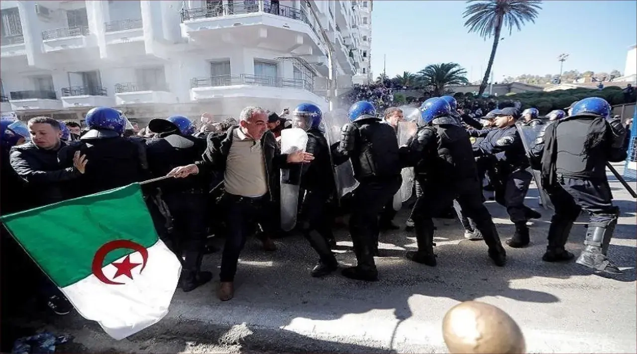 قمع متصاعد بالجزائر.. نظام شنقريحة يعتقل قياديين نقابيين بسبب احتجاجات الأساتذة
