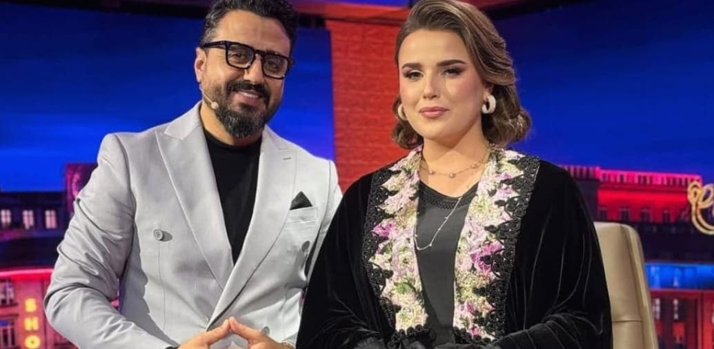 يسرى بوحموش تفي بوعدها لرشيد العلالي وتخوض تجربة ركوب الحافلة لأول مرة
