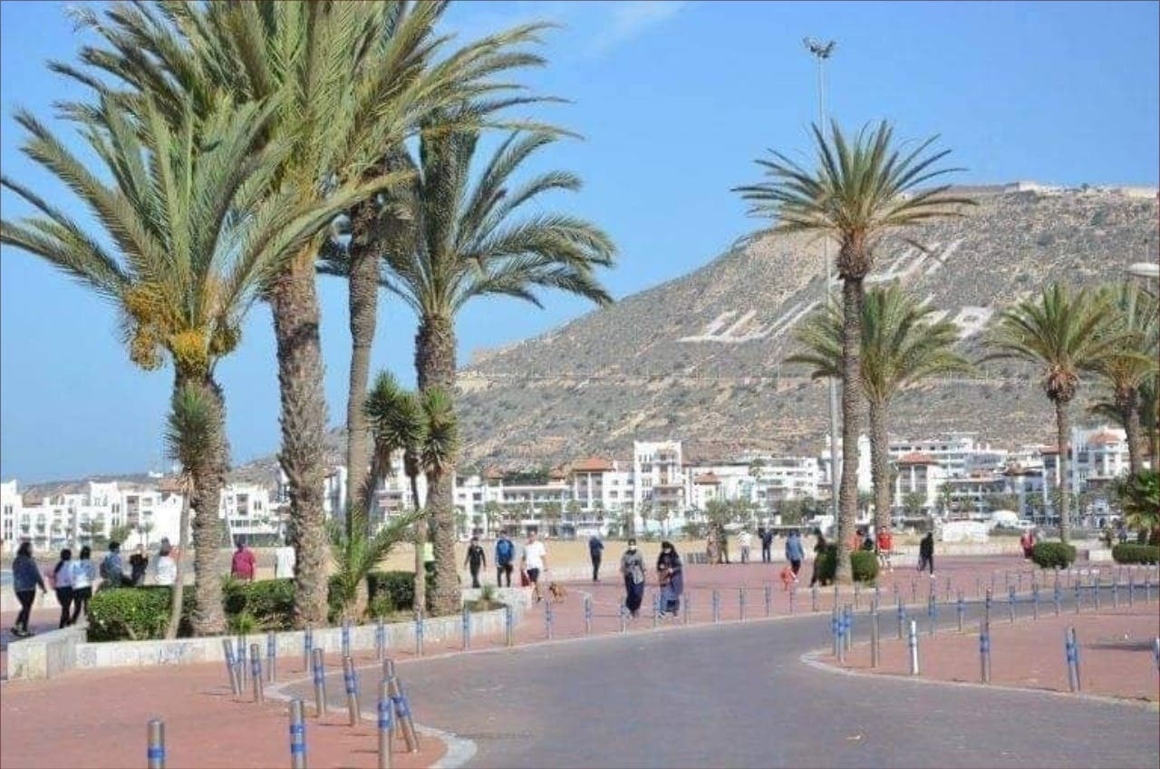 أكادير.. سيدة تُعد العجين داخل مرحاض عمومي بالكورنيش في مشهد يثير القلق (صورة)