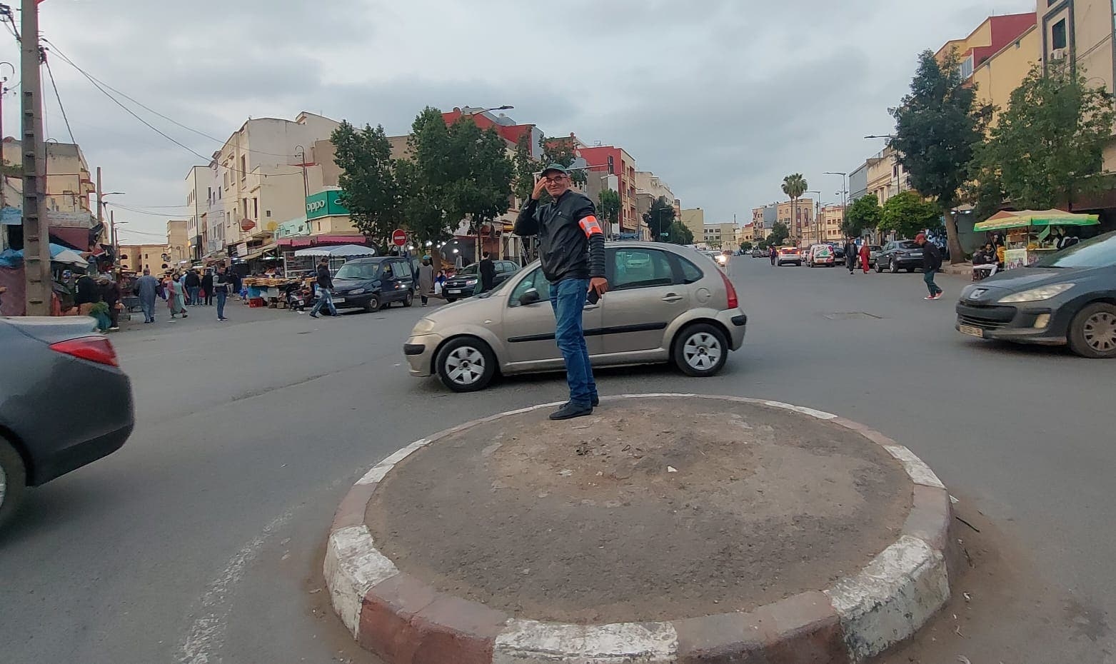 بادرة مُميزة.. عون سلطة بسطات يساهم في تسهيل حركة المرور ' فيديو'