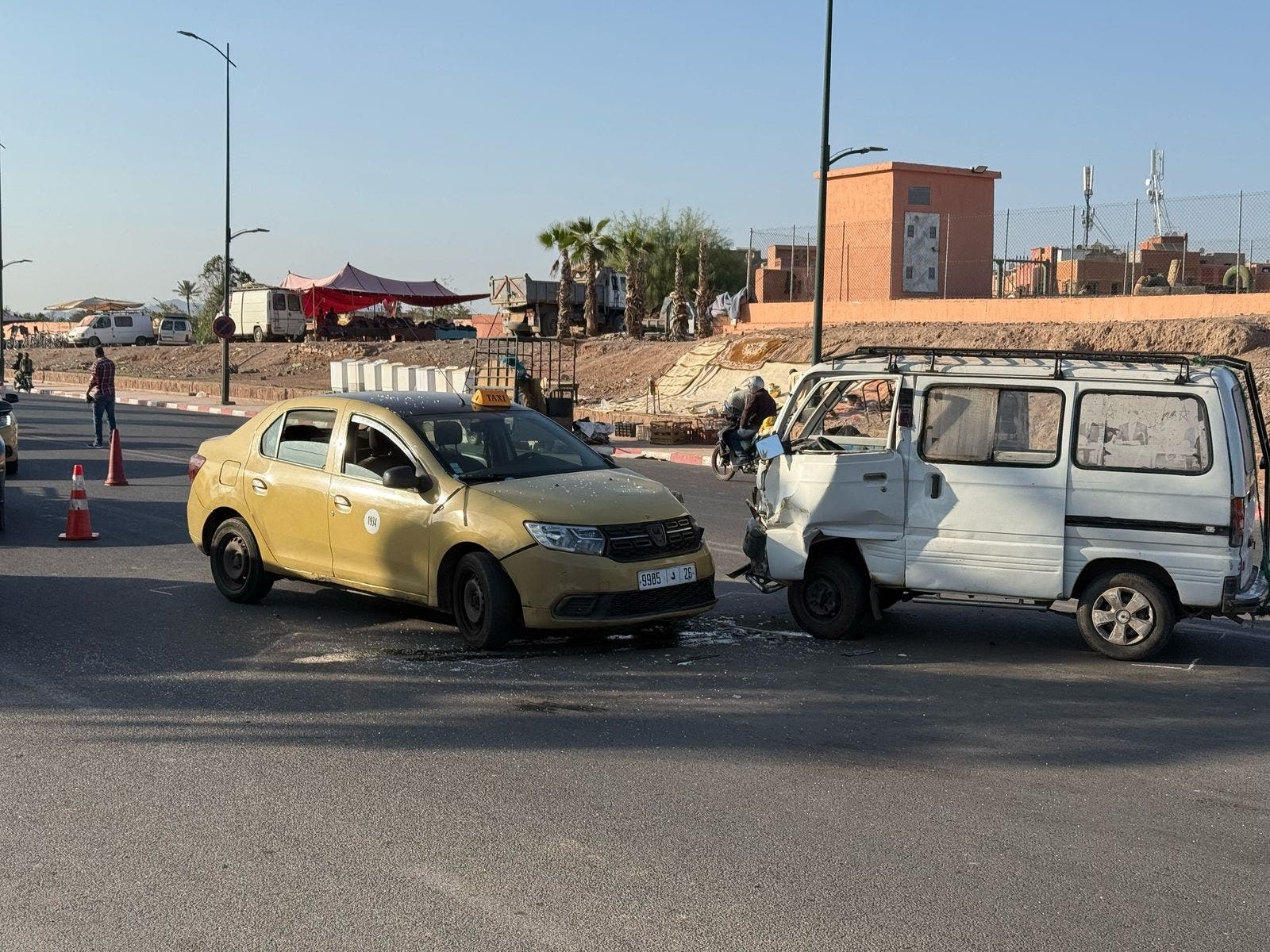 حادث سير مروع بين سيارتين يخلف خسائر جسيمة بمراكش (صور)
