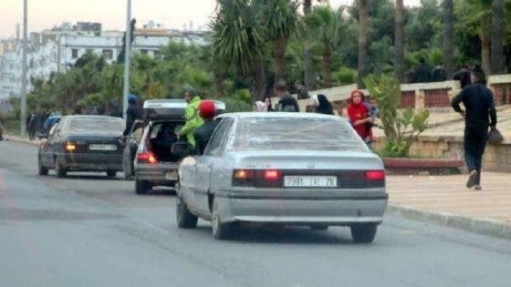 ظاهرة "الخطافة" تعود بقوة لشوارع البيضاء.. سيارات متهالكة تنقل المواطنين خارج القانون