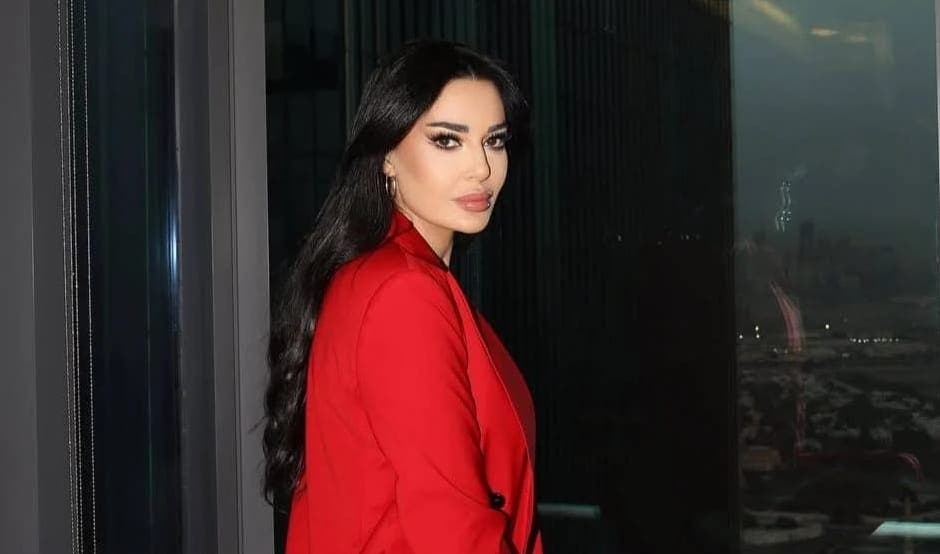 سيرين عبد النور تثير الجدل بإطلالة بلاتينية جريئة (صورة)