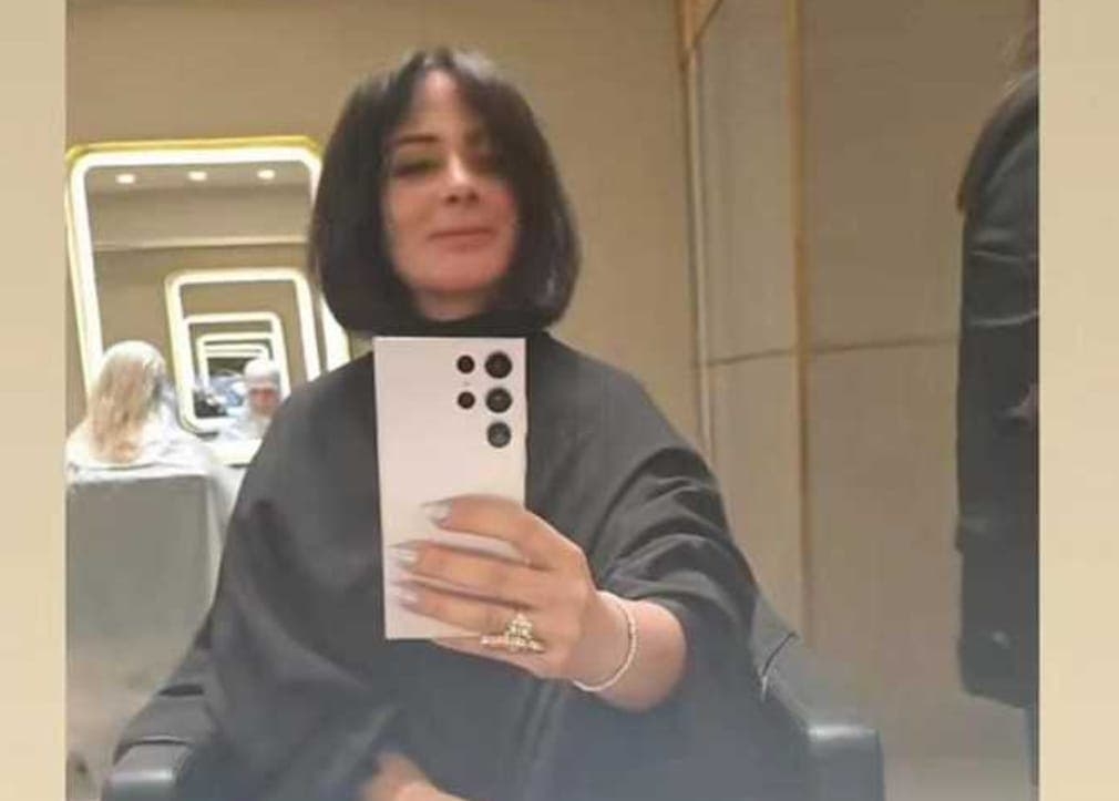 منى زكي تخطف الأنظار بـ«لوك» الشعر القصير الجديد - صور