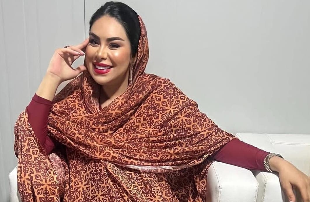 نجاة الرجوي تتألق بالملحفة الصحراوية في موسم طانطان وتخطف الأنظار - صورة