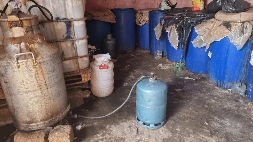 اعتقال مروج "ماء الحياة" وحجز 900 لتر داخل ضيعة فلاحية ضواحي مراكش