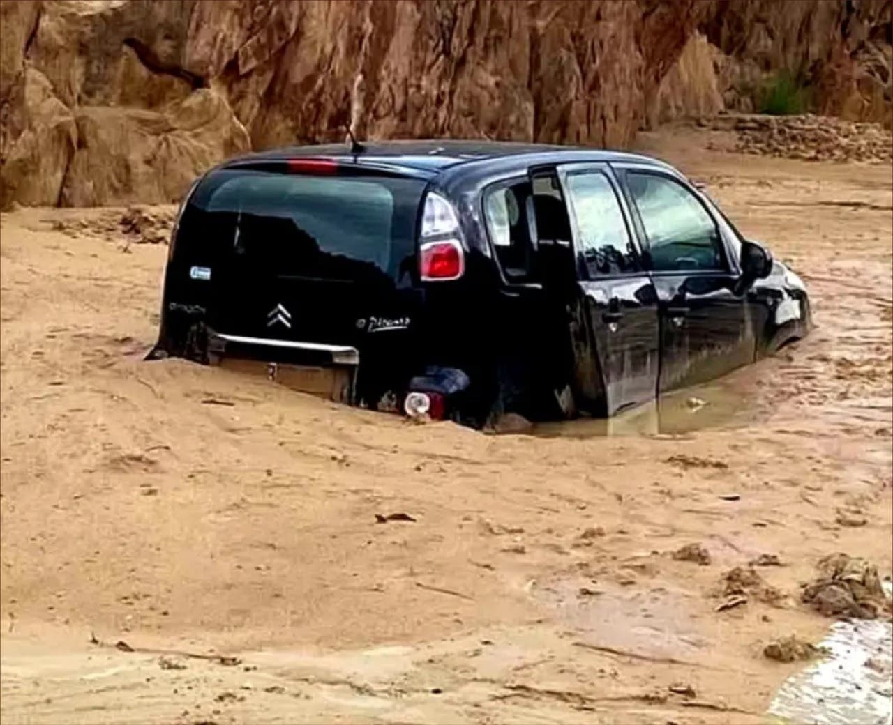 "الما لحكني فالشمبرة".. جزائري يفضح فشل النظام العسكري في مواجهة الفيضانات