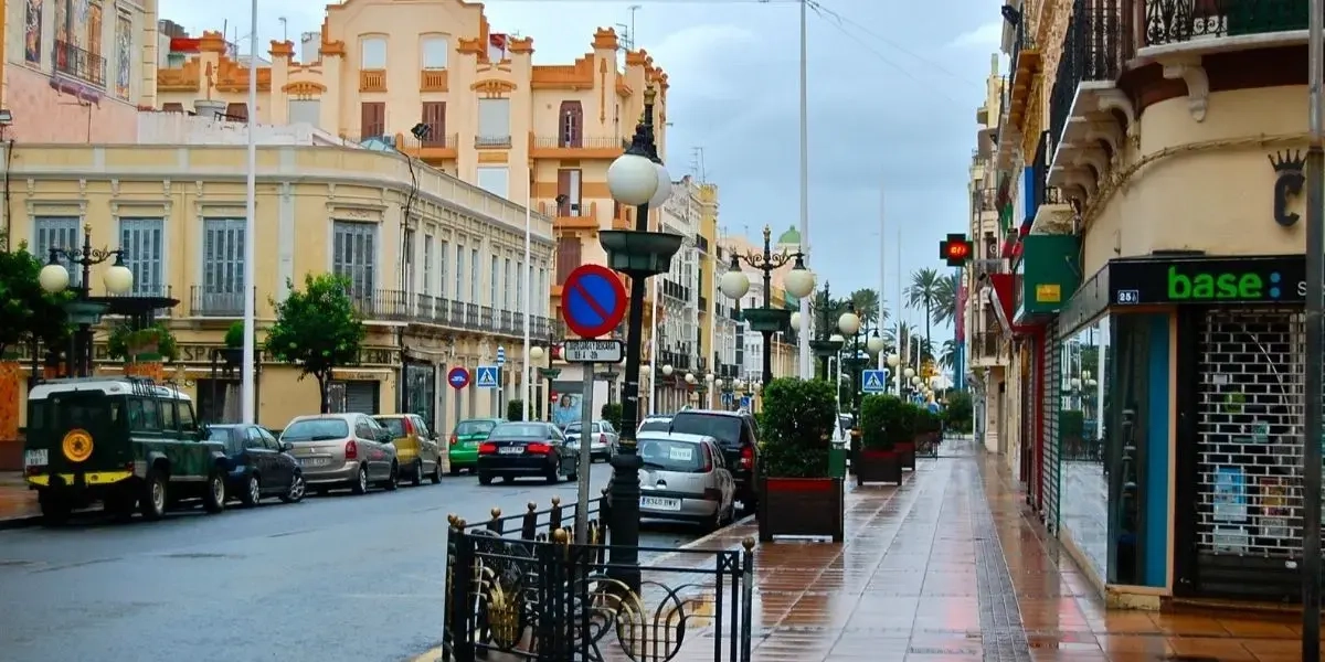 مستشار مليلية المحتلة يتهم الحكومة الإسبانية بإهمال احتياجات المدينة لصالح مشاريع خارجية