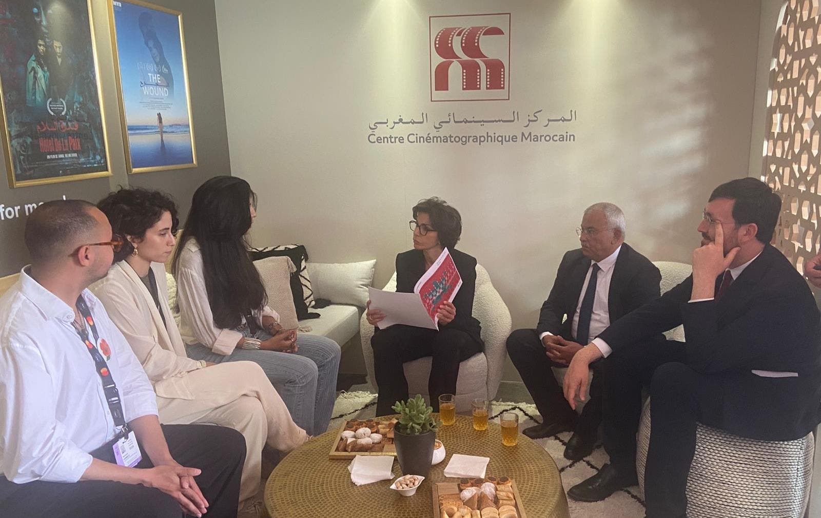 رشيدة ذاتي تزور الجناح المغربي في مهرجان كان السينمائي