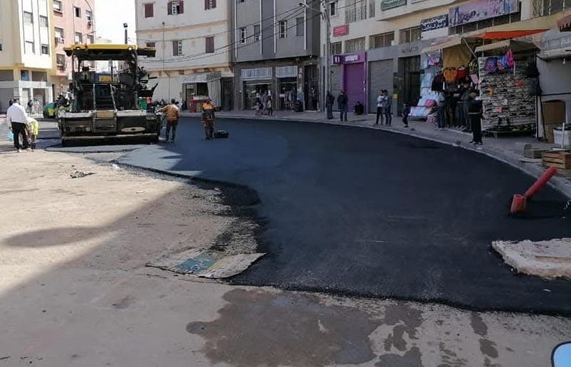 الداخلية تحقق في لجوء منتخبين ل"تزفيت" مناطق نفوذهم الانتخابي و تجاهل أخرى