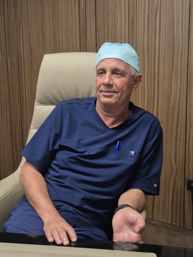 الدكتور عز الدين الهيبة.. نموذج في الطب والإنسانية بمستشفى مرس السلطان