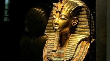 القناع الذهبي للملك توت عنخ آمون يغادر متحف القاهرة نحو وجهته الجديدة