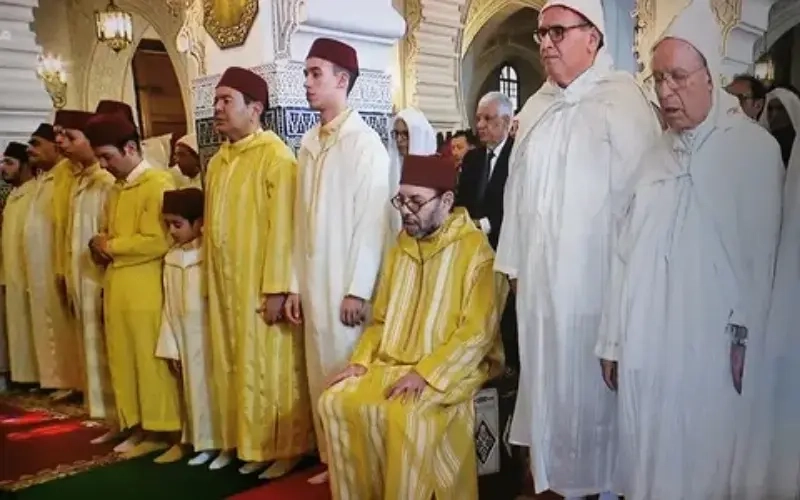 الملك يؤدي صلاة عيد الأضحى بمسجد الحسن الثاني بتطوان