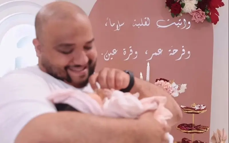 الزبير هلال يدخل عالم الأبوة و الدموع تسبق الكلمات