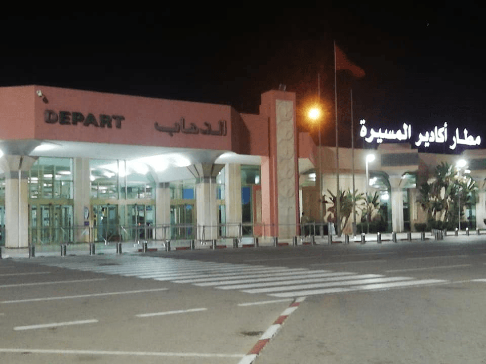 أكادير.. احتجاجات بسبب رسوم 'مرتفعة' لركن السيارات بمحيط مطار المسيرة