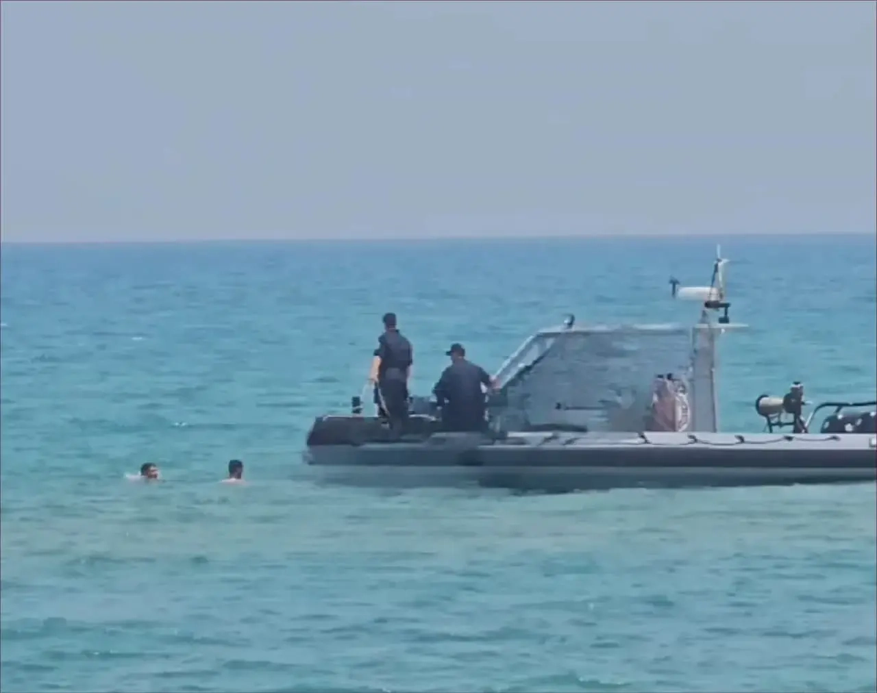 السعيدية.. 3 شبان جزائريين يعبرون البحر سباحة من المغرب إلى الجزائر