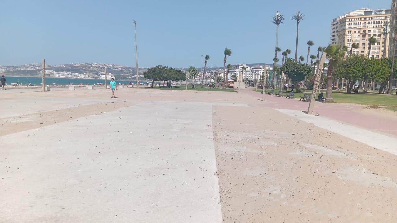 بعد فيديو 'هبة بريس'.. جماعة طنجة تزيل ألعاب الأطفال 'المهترئة' من الكورنيش