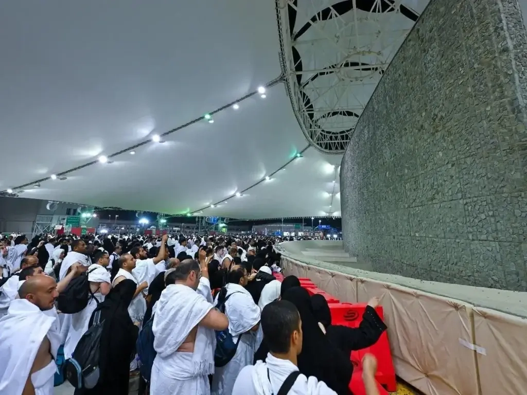 الحجاج يرمون الجمرات الثلاث في ثاني أيام التشريق
