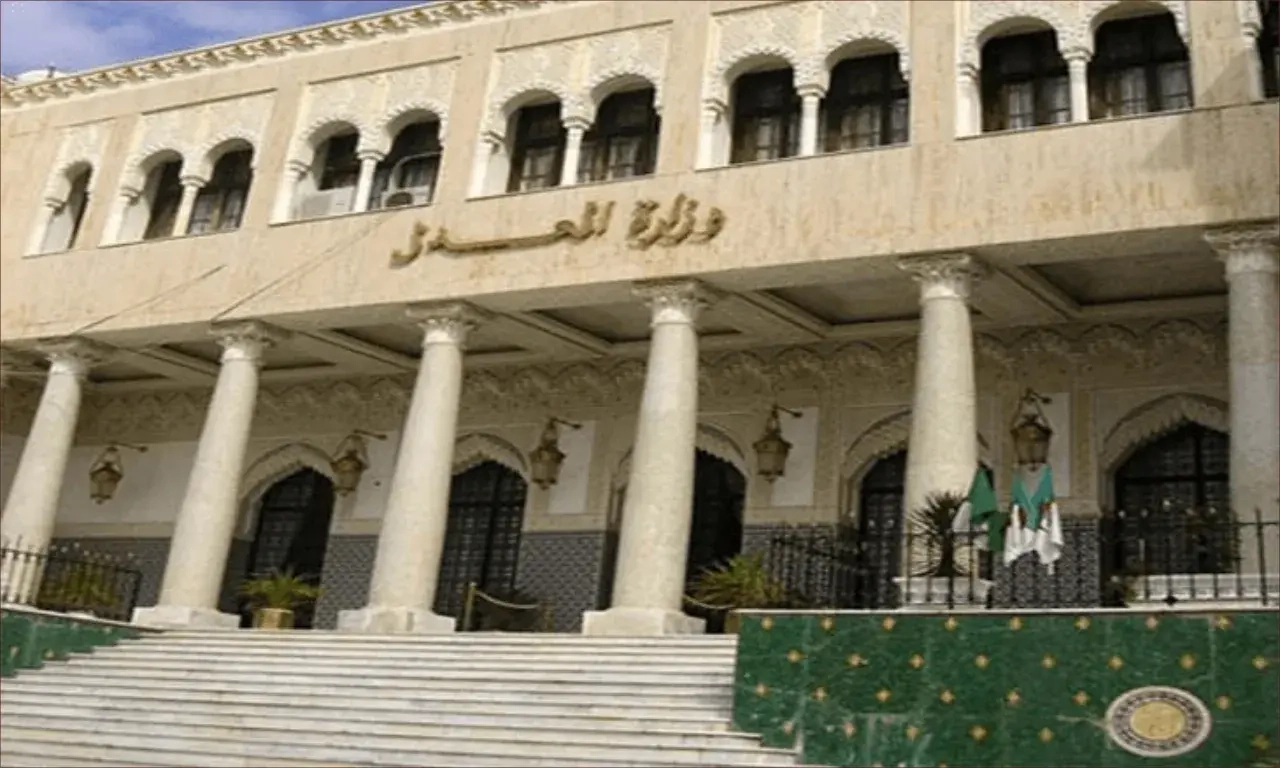 تفاصيل جديدة حول المواطن الجزائري الذي حاول إحراق نفسه أمام مقر وزارة العدل