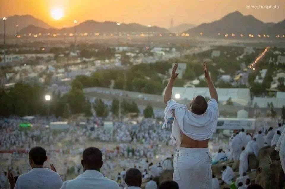 الحجاج يصعدون إلى عرفات لأداء الركن الأعظم من مناسك الحج