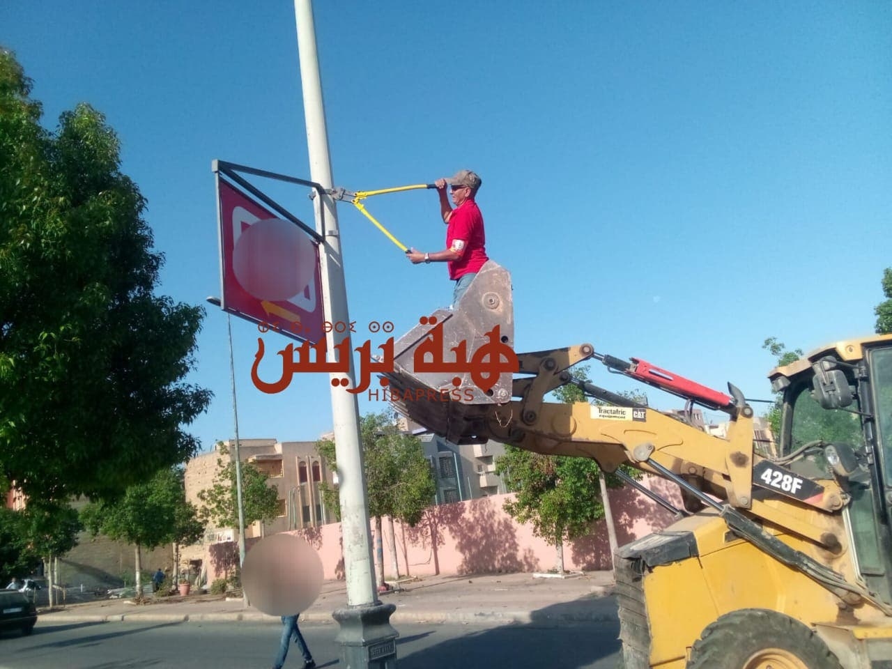 بعيدا عن عيون الكاميرات…السلطات بسطات تواصل تحرير الشوارع
