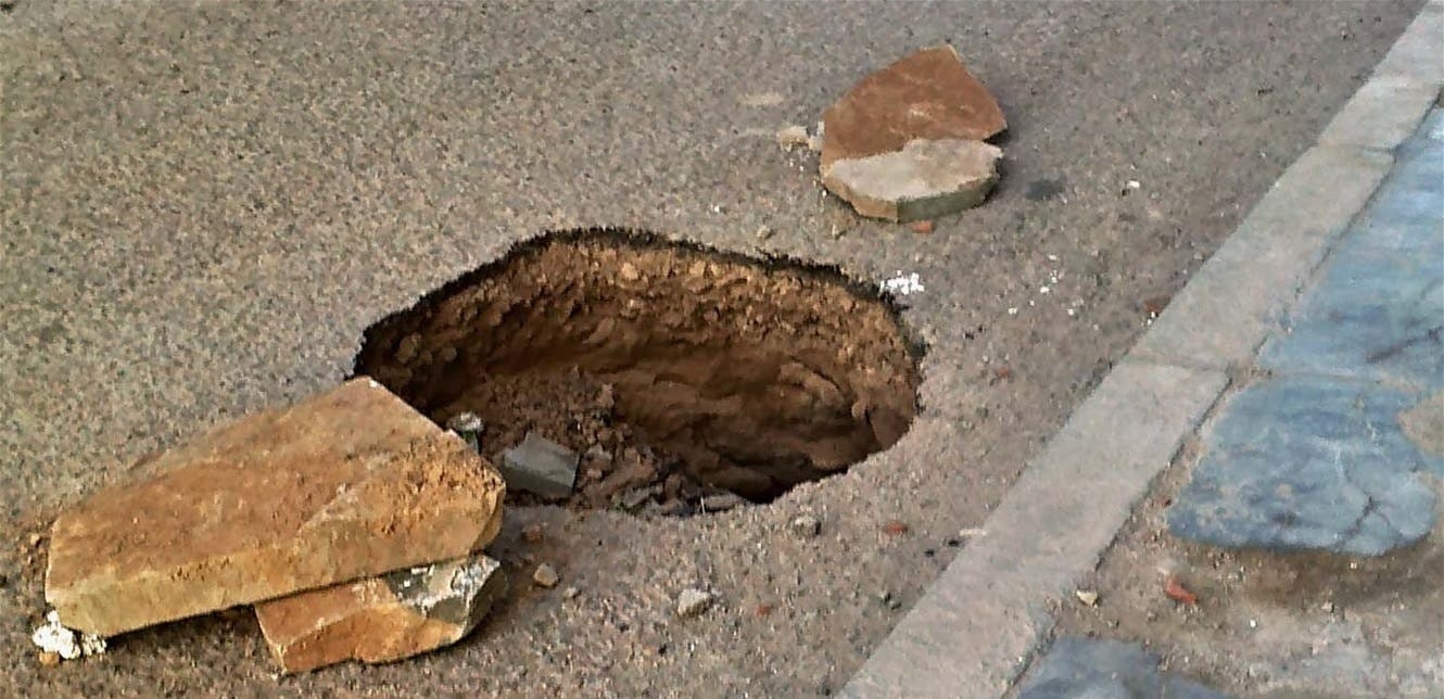 بعد سقوط ابنته في حفرة.. 'أب' يحتج بطريقة صادمة (فيديو)