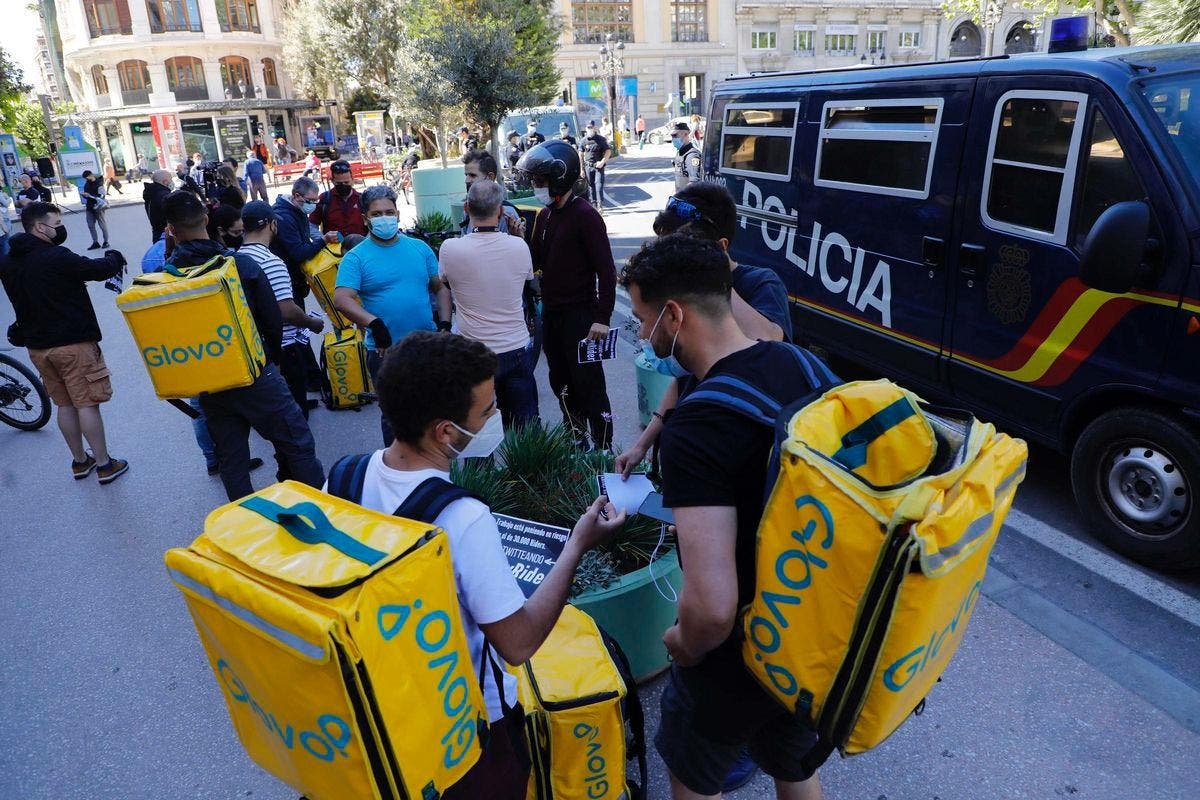إسبانيا.. غرامة ثقيلة على شركة Glovo في إشبيلية لتشغيلها مهاجرين بدون أوراق قانونية