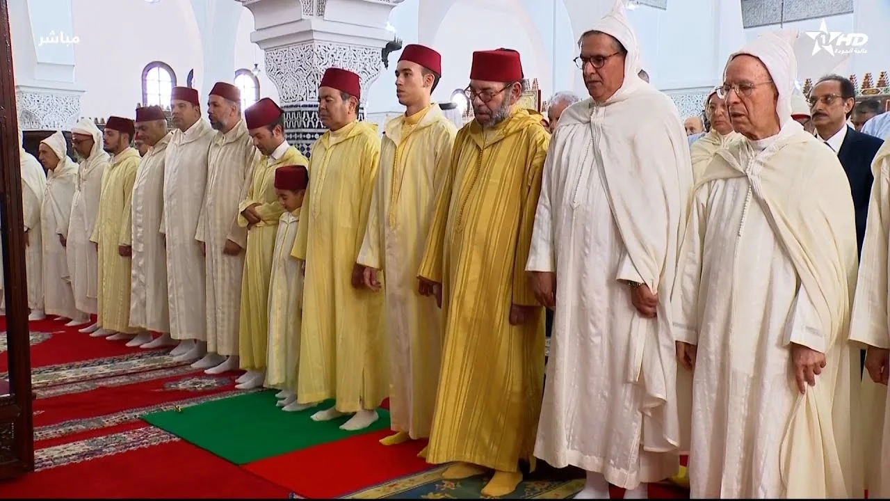 الملك محمد السادس يؤدي صلاة عيد الأضحى بمسجد الحسن الثاني بتطوان