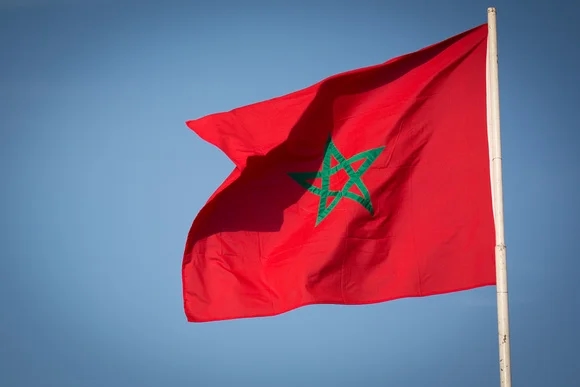 القضاء يدين شابا في تزنيت بتهمة إحراق العلم الوطني
