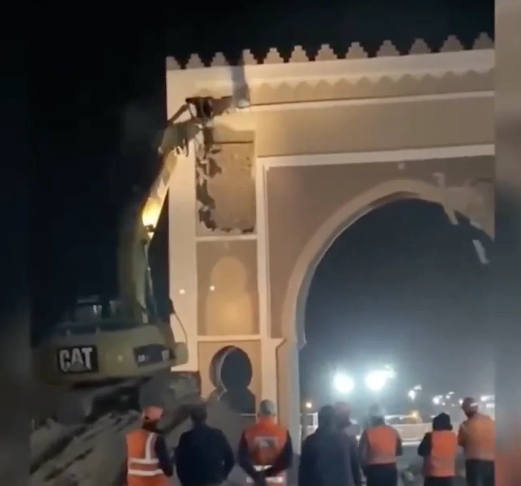 هدم القوس عند المدخل الشمالي لمدينة الداخلة