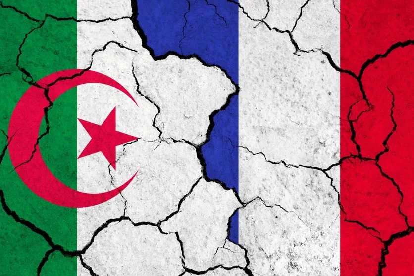 فرنسا تصدر مذكرة توقيف دولية بحق دبلوماسي جزائري