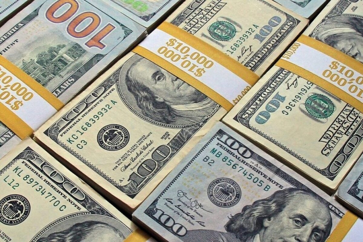 الدولار يرتفع بقوة بعد إشارات من الفيدرالي الأميركي بشأن أسعار الفائدة