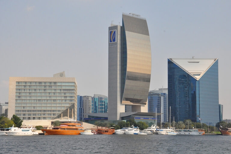 كيف تواجه بنوك الخليج العربي تحديات العمل عبر قنوات متعددة؟