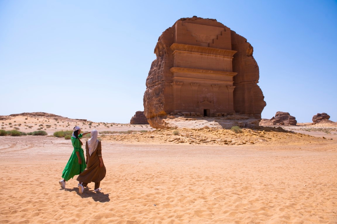 شاهد عروض فصل الصيف في أفخم الفلل والأجنحة الفندقية في العلا