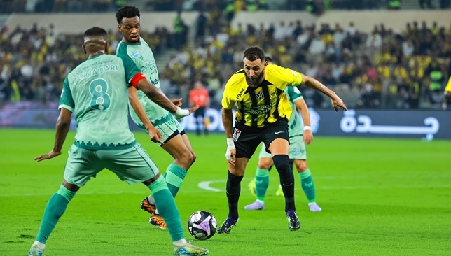 الحكام تعترف بعدم صحة ركلة جزاء الاتحاد أمام الرياض.. فيديو