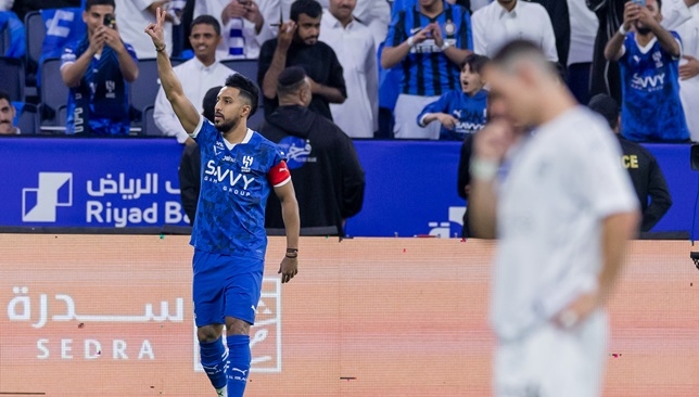 سالم الدوسري يزور شباك الشباب ويُفرح جماهير الهلال بالتوقيع.. فيديو