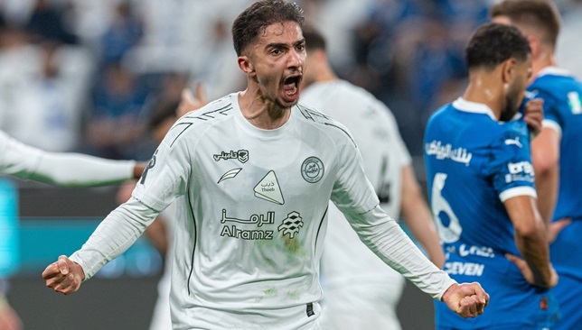 رأسية الشويرخ تمنح الشباب الهدف الثاني ضد الهلال.. فيديو