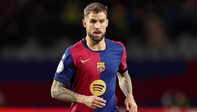 مُدافع برشلونة يُوبخ حكم مُباراة إنتر ميلان بعد الإقصاء الأوروبي