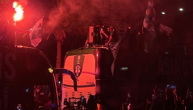 احتفالات صاخبة لجماهير الأهلي بلقب دوري أبطال آسيا.. شاهد