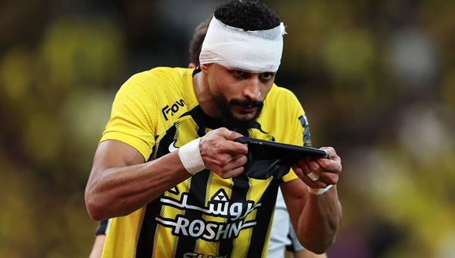 عبدالإله العمري يُطمئن جماهير الاتحاد بعد إصابته الدموية