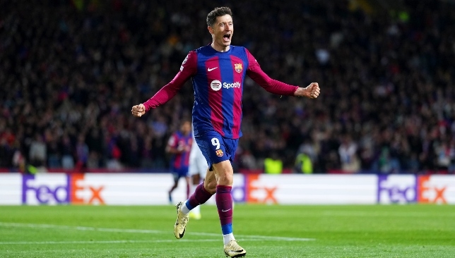 ليفاندوفسكي وتشيزني يتبادلان اللكمات في مران برشلونة.. فيديو