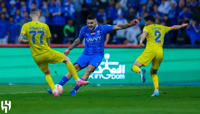 الهلال والنصر يسعيان وراء نجم الوحدة