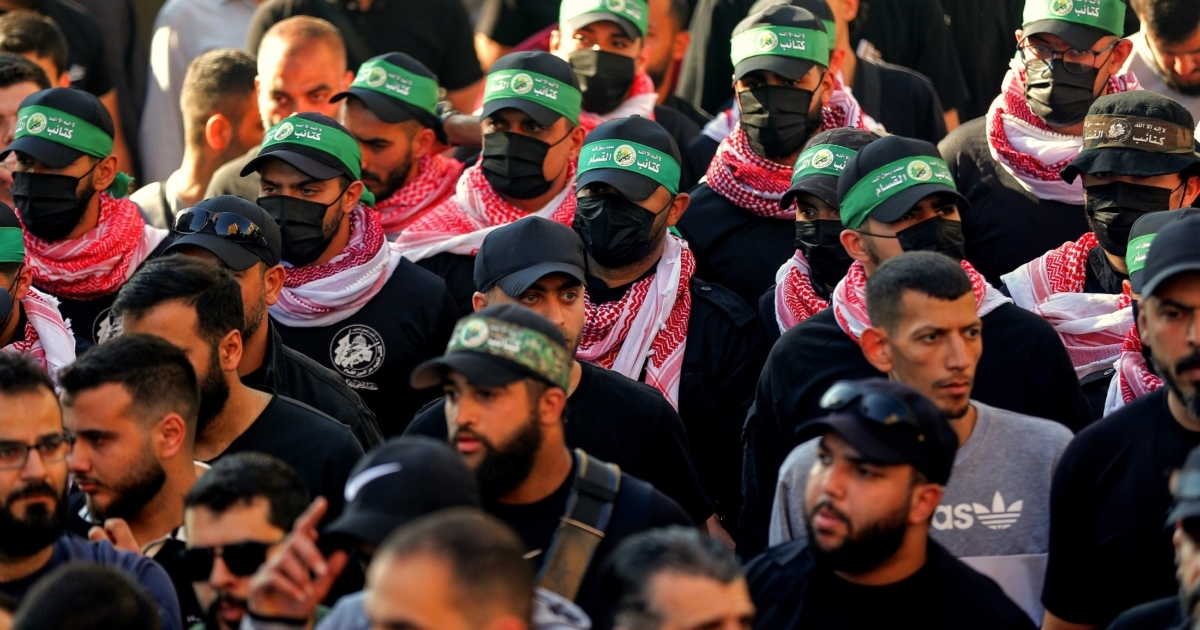 السلاح الفلسطيني مُلاحَق في لبنان! بيروت تتعرّض لضغوط خارجية بسببه، فهل تتخلى المقاومة عنه؟