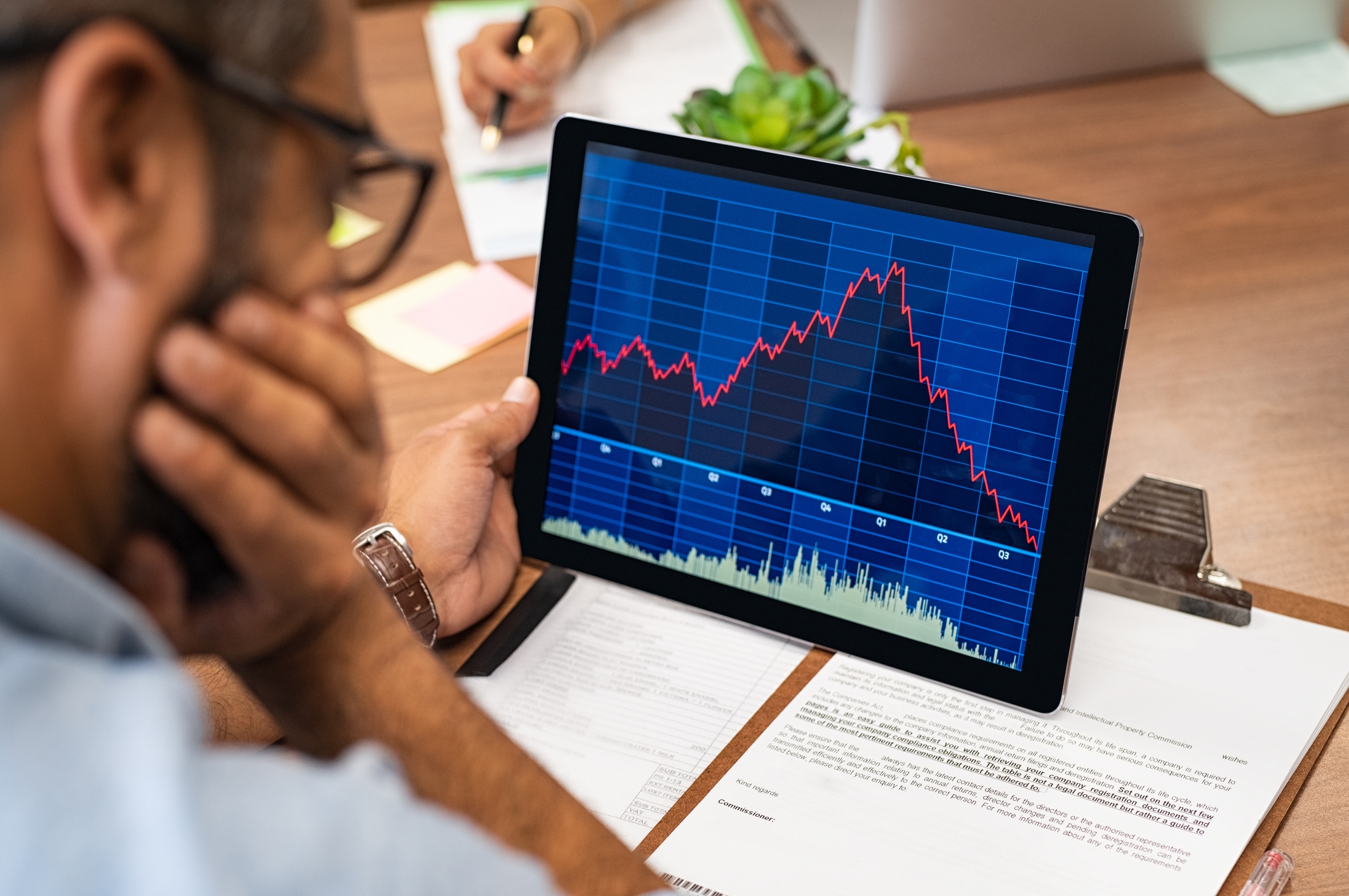 عندما ترتفع المؤشرات لكن محفظتك لا تتغير .. من الرابح الحقيقي في سوق الأسهم؟