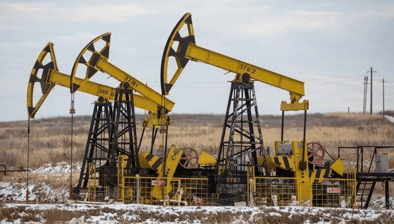 Oil prices drop 2%, head for weekly gains
