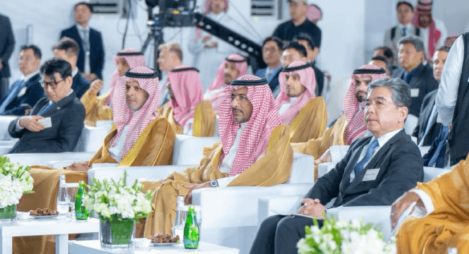 وزير الصناعة: نتقدم بوتيرة متسارعة نحو توطين صناعة للسيارات للتنافس عالميًا