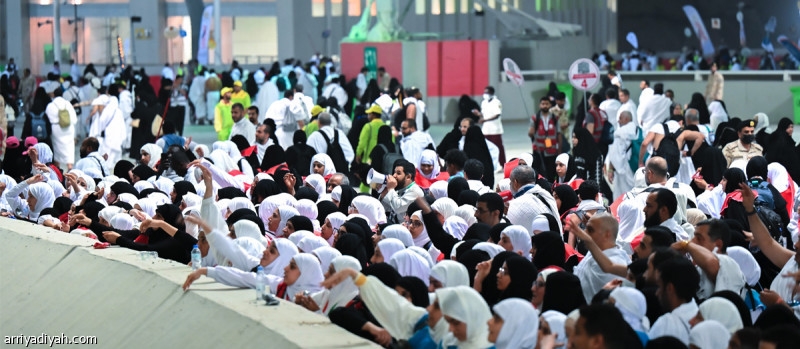 حجاج بيت الله الحرام يرمون الجمرات الثلاث