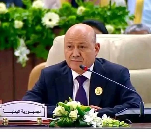 مصدر يكشف عن اصدار رشاد العليمي ( 700) قرار تعيين بدون علم أعضاء مجلس القيادة